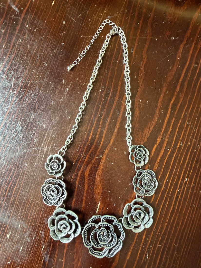 Statement rose bib necklace in antique silver-tone metal ✨